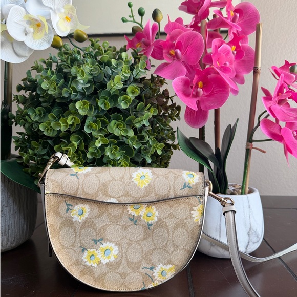 Coach Ellen Crossbody In Signature Canvas With Daisy Print - Picture 3 of 16